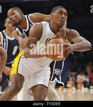Oklahoma City Thunder petit ailier Kevin Durant, retour, fautes Los Angeles Lakers petit ailier Metta World Peace (15) vers la fin du deuxième semestre au Staples Center de Los Angeles le 27 janvier 2013. Lakers 105 à 96. UPI/Lori Shepler Banque D'Images