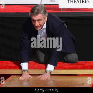 L'acteur Robert De Niro participe à sa main et pied imprimer cérémonie au Théâtre chinois de Grauman dans la section Hollywood de Los Angeles le 4 février 2013. UPI/Jim Ruymen Banque D'Images