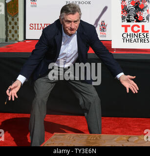 L'acteur Robert De Niro participe à sa main et pied imprimer cérémonie au Théâtre chinois de Grauman dans la section Hollywood de Los Angeles le 4 février 2013. UPI/Jim Ruymen Banque D'Images