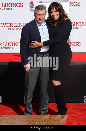 L'acteur Robert De Niro participe à sa main et pied imprimer cérémonie avec femme Grace au théâtre chinois de Grauman dans la section Hollywood de Los Angeles le 4 février 2013. UPI/Jim Ruymen Banque D'Images