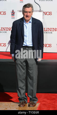 L'acteur Robert De Niro participe à sa main et pied imprimer cérémonie au Théâtre chinois de Grauman dans la section Hollywood de Los Angeles le 4 février 2013. UPI/Jim Ruymen Banque D'Images