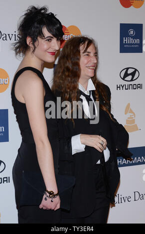 Singer Patti Smith et sa fille Jesse Smith arrivent à la Clive Davis pre-Grammy party et hommage à Antonio "L.A." Reid, au Beverly Hilton Hotel à Beverly Hills, Californie le 9 février 2013. UPI/Jim Ruymen Banque D'Images