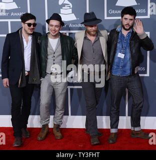 Marcus Mumford, Ben Lovett, 'Pays' Winston Marshall et Ted Dwane (L-R) de Mumford & Sons, arrivent au 55e GRAMM arrive à la 55e cérémonie annuelle de remise des prix Grammy au Staples Center de Los Angeles le 10 février 2013. 'Babel' par le British folk rock band a été nommé Album de l'année à la cérémonie des Grammy Awards. UPI/Jim Ruymen. Banque D'Images