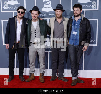 Marcus Mumford, Ben Lovett, 'Pays' Winston Marshall et Ted Dwane (L-R) de Mumford & Sons, arrivent au 55e GRAMM arrive à la 55e cérémonie annuelle de remise des prix Grammy au Staples Center de Los Angeles le 10 février 2013. 'Babel' par le British folk rock band a été nommé Album de l'année à la cérémonie des Grammy Awards. UPI/Jim Ruymen. Banque D'Images