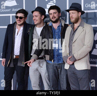 Marcus Mumford, Ben Lovett, 'Pays' Winston Marshall et Ted Dwane (L-R) de Mumford & Sons, arrivent au 55e GRAMM arrive à la 55e cérémonie annuelle de remise des prix Grammy au Staples Center de Los Angeles le 10 février 2013. 'Babel' par le British folk rock band a été nommé Album de l'année à la cérémonie des Grammy Awards. UPI/Jim Ruymen. Banque D'Images