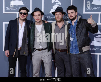 Marcus Mumford, Ben Lovett, 'Pays' Winston Marshall et Ted Dwane (L-R) de Mumford & Sons, arrivent au 55e GRAMM arrive à la 55e cérémonie annuelle de remise des prix Grammy au Staples Center de Los Angeles le 10 février 2013. 'Babel' par le British folk rock band a été nommé Album de l'année à la cérémonie des Grammy Awards. UPI/Jim Ruymen.. Banque D'Images