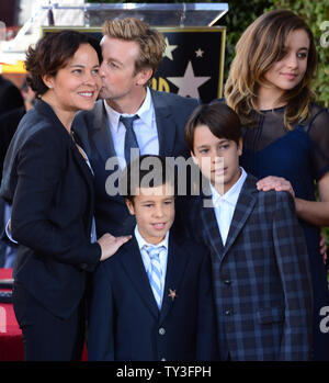 L'acteur australien Simon Baker (C) pose avec sa femme Rebecca Rigg et leur fils Claude Blue et Harry le vendredi et sa fille Stella Breeze (L-R) au cours d'une cérémonie de dévoilement, honorer avec le 2,490ème étoile sur le Hollywood Walk of Fame à Los Angeles le 14 février 2013. UPI/Jim Ruymen Banque D'Images