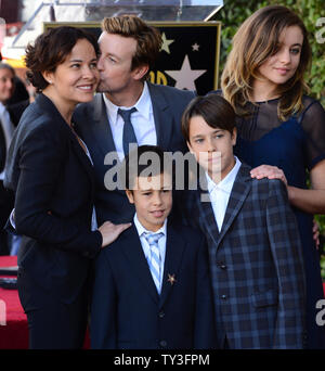 L'acteur australien Simon Baker (C) pose avec sa femme Rebecca Rigg et leur fils Claude Blue et Harry le vendredi et sa fille Stella Breeze (L-R) au cours d'une cérémonie de dévoilement, honorer avec le 2,490ème étoile sur le Hollywood Walk of Fame à Los Angeles le 14 février 2013. UPI/Jim Ruymen Banque D'Images
