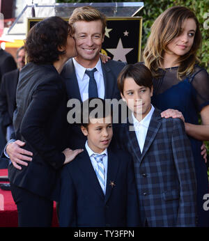 L'acteur australien Simon Baker (C) pose avec sa femme Rebecca Rigg et leur fils Claude Blue et Harry le vendredi et sa fille Stella Breeze (L-R) au cours d'une cérémonie de dévoilement, honorer avec le 2,490ème étoile sur le Hollywood Walk of Fame à Los Angeles le 14 février 2013. UPI/Jim Ruymen Banque D'Images