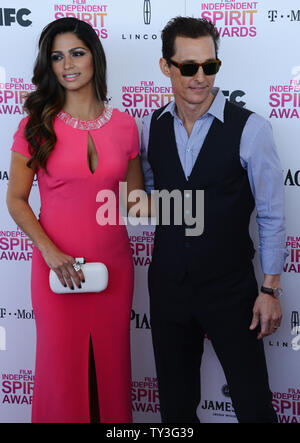 L'acteur Matthew McConaughey et sa femme Camila Alves assister à la 28e annual Film Independent Spirit Awards à Santa Monica, Californie le 23 février 2013. UPI/Jim Ruymen Banque D'Images