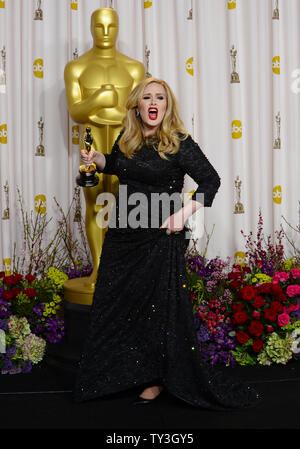 La chanteuse Adele Adkins tenir son Oscar de la meilleure Œuvre dans la musique écrite pour le cinéma (chanson originale) - Skyfall '' dans les coulisses du 85e Prix de l'Académie au Hollywood and Highland Center dans la section Hollywood de Los Angeles le 24 février 2013. UPI/Jim Ruymen Banque D'Images