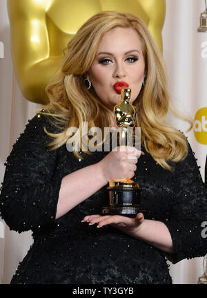 La chanteuse Adele Adkins tenir son Oscar de la meilleure Œuvre dans la musique écrite pour le cinéma (chanson originale) - Skyfall '' dans les coulisses du 85e Prix de l'Académie au Hollywood and Highland Center dans la section Hollywood de Los Angeles le 24 février 2013. UPI/Jim Ruymen Banque D'Images