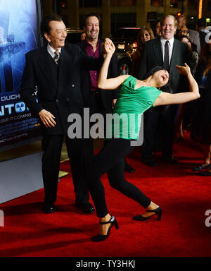 L'acteur James Hong danse avec sa fille Hong avril lors de la première de la motion picture thriller 'Phantom', au Théâtre chinois de Grauman dans la section Hollywood de Los Angeles le 27 février 2013. UPI/Jim Ruymen Banque D'Images