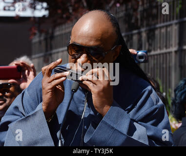 Musicien Stevie Wonder effectue une mélodie sur son harmonica au cours d'une cérémonie de dévoilement, honorant les derniers survivants de la Funk Brothers avec le 2,493ème étoile sur le Hollywood Walk of Fame à Los Angeles le 21 mars 2013. UPI/Jim Ruymen Banque D'Images
