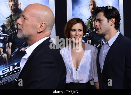 Bruce Willis (L), un acteur dans la motion picture thriller de science-fiction 'G.I. Joe : Représailles", assiste à la première du film avec sa fille rumeur Willis et acteur Jayson Blair (R) au théâtre chinois de Grauman, dans la section Hollywood de Los Angeles le 28 mars 2013. UPI/Jim Ruymen Banque D'Images