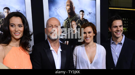 Bruce Willis (2nd-R), un acteur dans la motion picture thriller de science-fiction 'G.I. Joe : Représailles", assiste à la première du film avec sa femme Emma Heming (L) et sa fille Ruemer Willis et acteur Jayson Blair au théâtre chinois de Grauman, dans la section Hollywood de Los Angeles le 28 mars 2013. UPI/Jim Ruymen Banque D'Images