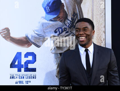 Chadwick Boseman, un acteur dans la motion photo sport biographie '42', assiste à la première du film au Théâtre chinois de Grauman dans la section Hollywood de Los Angeles le 9 avril 2013. '42' dépeint la vie de Jackie Robinson et son histoire de décisions dans le baseball professionnel signature avec les Ruisseau éviter sous la direction de l'équipe de branche exécutive Rickey. UPI/Jim Ruymen Banque D'Images