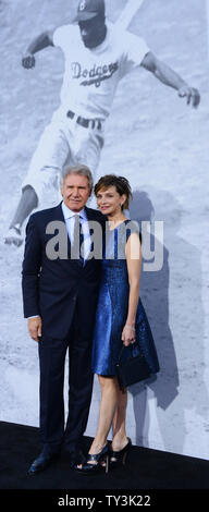 Harrison Ford, un acteur dans la motion photo sport biographie '42', assiste à la première du film avec son épouse, l'actrice Calista Flockhart au théâtre chinois de Grauman dans la section Hollywood de Los Angeles le 9 avril 2013. '42' dépeint la vie de Jackie Robinson et son histoire de décisions dans le baseball professionnel signature avec les Ruisseau éviter sous la direction de l'équipe de branche exécutive Rickey. UPI/Jim Ruymen Banque D'Images