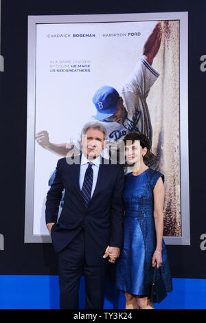 Harrison Ford, un acteur dans la motion photo sport biographie '42', assiste à la première du film avec son épouse, l'actrice Calista Flockhart au théâtre chinois de Grauman dans la section Hollywood de Los Angeles le 9 avril 2013. '42' dépeint la vie de Jackie Robinson et son histoire de décisions dans le baseball professionnel signature avec les Ruisseau éviter sous la direction de l'équipe de branche exécutive Rickey. UPI/Jim Ruymen Banque D'Images