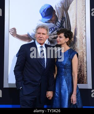 Harrison Ford, un acteur dans la motion photo sport biographie '42', assiste à la première du film avec son épouse, l'actrice Calista Flockhart au théâtre chinois de Grauman dans la section Hollywood de Los Angeles le 9 avril 2013. '42' dépeint la vie de Jackie Robinson et son histoire de décisions dans le baseball professionnel signature avec les Ruisseau éviter sous la direction de l'équipe de branche exécutive Rickey. UPI/Jim Ruymen Banque D'Images