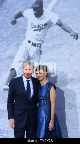 Harrison Ford, un acteur dans la motion photo sport biographie '42', assiste à la première du film avec son épouse, l'actrice Calista Flockhart au théâtre chinois de Grauman dans la section Hollywood de Los Angeles le 9 avril 2013. '42' dépeint la vie de Jackie Robinson et son histoire de décisions dans le baseball professionnel signature avec les Ruisseau éviter sous la direction de l'équipe de branche exécutive Rickey. UPI/Jim Ruymen Banque D'Images