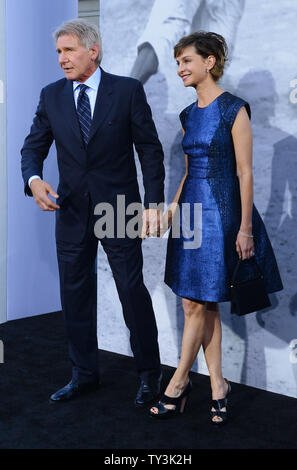 Harrison Ford, un acteur dans la motion photo sport biographie '42', assiste à la première du film avec son épouse, l'actrice Calista Flockhart au théâtre chinois de Grauman dans la section Hollywood de Los Angeles le 9 avril 2013. '42' dépeint la vie de Jackie Robinson et son histoire de décisions dans le baseball professionnel signature avec les Ruisseau éviter sous la direction de l'équipe de branche exécutive Rickey. UPI/Jim Ruymen Banque D'Images