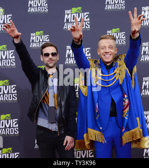 Les artistes-Ryan Lewis (L) et de Sexion d'arriver pour les MTV Movie Awards sur Sony Photo Studios à Culver City, Californie le 14 avril 2013. UPI/Jim Ruymen Banque D'Images