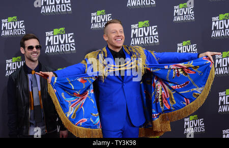 Les artistes-Ryan Lewis (L) et de Sexion d'arriver pour les MTV Movie Awards sur Sony Photo Studios à Culver City, Californie le 14 avril 2013. UPI/Jim Ruymen Banque D'Images