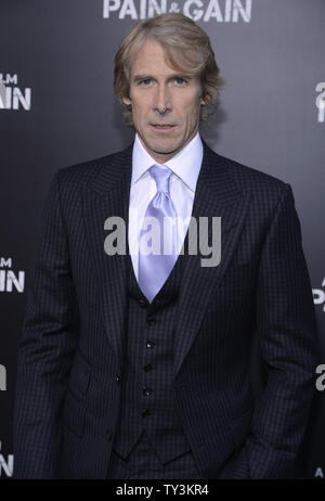 Le réalisateur et producteur Michael Bay assiste à la première du film "douleur et gagner" au théâtre chinois de Grauman dans la section Hollywood de Los Angeles le 22 avril 2013. UPI/Phil McCarten Banque D'Images