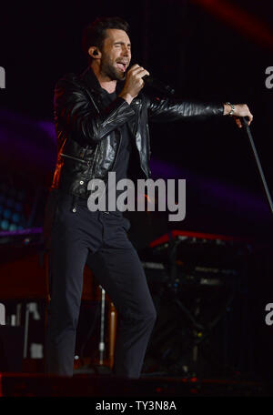 Singer Adam Levine de Maroon 5 se produit à la radio KIIS FM Wango Tango 2013 au Home Depot Center de Carson, en Californie le 11 mai 2013. UPI/Jim Ruymen Banque D'Images