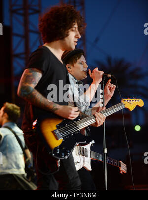 Chanteur/guitariste Patrick Stump (R) et le guitariste Joe Trohman de Fall Out Boy effectuer pendant la FM RADIO KIIS Wango Tango 2013 au Home Depot Center de Carson, en Californie le 11 mai 2013. UPI/Jim Ruymen Banque D'Images