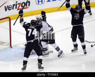 Los Angeles Kings center Dwight King (74) et Jeff Carter, centre droit, mettre les armes après les Rois score sur un tir de défenseur Slava Voynov (pas sur la photo) que les Sharks de San Jose, le défenseur Dan Boyle, centre de recherche sur au cours de la première période de jeu 1 de la Conférence de l'Ouest Playoffs au Staples Center de Los Angeles le 14 mai 2013. UPI/Alex Gallardo Banque D'Images