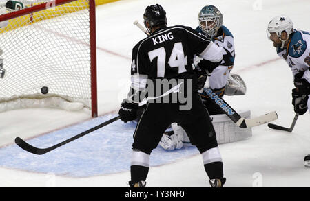 Los Angeles Kings center Dwight King (74) montres le palet entrer dans le filet pour marquer sur un tir de défenseur Slava Voynov (pas sur la photo) que les Sharks de San Jose, le défenseur Dan Boyle, déplore le centre avec le gardien Antti Niemi (31) au cours de la première période de jeu 1 de la Conférence de l'Ouest Playoffs au Staples Center de Los Angeles le 14 mai 2013. UPI/Alex Gallardo Banque D'Images