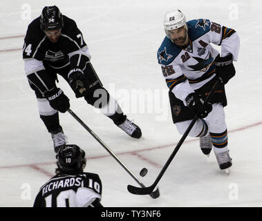 Los Angeles Kings center Dwight King (74) batailles pour les Sharks de San Jose rondelle avec le défenseur Dan Boyle (22) au cours de la deuxième période de jeu 1 de la Conférence de l'Ouest Playoffs au Staples Center de Los Angeles le 14 mai 2013. UPI/Alex Gallardo Banque D'Images