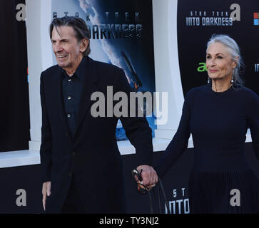 Leonard Nimoy, un acteur dans le film de science-fiction de "Star Trek into Darkness", assiste à la première du film avec sa femme Susan Bay au Kodak Theater à Hollywood de Los Angeles le 14 mai 2013. UPI/Jim Ruymen Banque D'Images