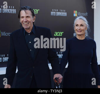 Leonard Nimoy, un acteur dans le film de science-fiction de "Star Trek into Darkness", assiste à la première du film avec sa femme Susan Bay au Kodak Theater à Hollywood de Los Angeles le 14 mai 2013. UPI/Jim Ruymen Banque D'Images