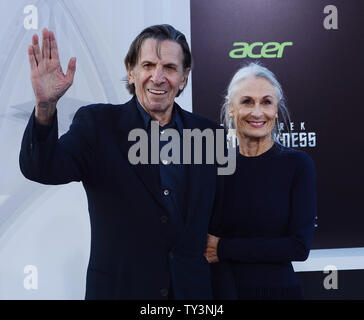 Leonard Nimoy, un acteur dans le film de science-fiction de "Star Trek into Darkness", assiste à la première du film avec sa femme Susan Bay au Kodak Theater à Hollywood de Los Angeles le 14 mai 2013. UPI/Jim Ruymen Banque D'Images