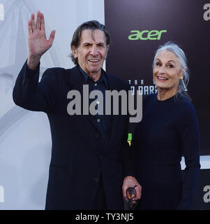 Leonard Nimoy, un acteur dans le film de science-fiction de "Star Trek into Darkness", assiste à la première du film avec sa femme Susan Bay au Kodak Theater à Hollywood de Los Angeles le 14 mai 2013. UPI/Jim Ruymen Banque D'Images