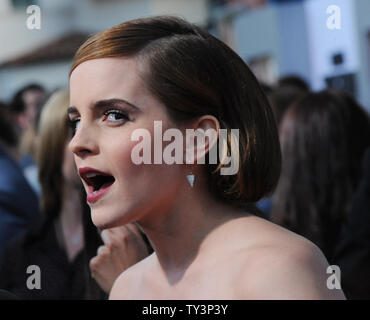L'actrice anglaise Emma Watson, un acteur dans la comédie du cinéma 'c'est la fin", assiste à la première du film au Regency Village Theatre dans la section de Westwood Los Angeles le 3 juin 2013. UPI/Jim Ruymen Banque D'Images