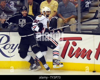 Los Angeles Kings center Dwight King (74) et le défenseur Johnny Oduya Blackhawks de Chicago (27) vérifier l'un l'autre dans la première période de la finale de conférence de l'Ouest au Staples Center de Los Angeles, Californie le 4 juin 2013. UPI/Lori Shepler. Banque D'Images