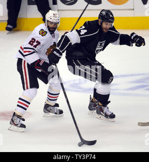 Le défenseur des Blackhawks de Chicago Johnny Oduya (27) et Los Angeles Kings center Dwight King (74) Bataille pour la rondelle dans la première période de la finale de conférence de l'Ouest au Staples Center de Los Angeles, Californie le 4 juin 2013. UPI/Lori Shepler. Banque D'Images