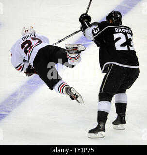 Los Angeles Kings aile droite Dustin Brown (23) vérifie le défenseur Johnny Oduya Blackhawks de Chicago (27) dans la première période de la finale de conférence de l'Ouest au Staples Center de Los Angeles, Californie le 4 juin 2013. UPI/Lori Shepler. Banque D'Images