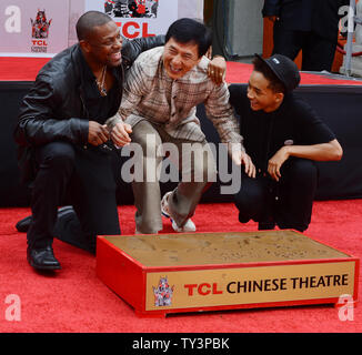 Acteurs Chris Tucker (L) et Jaden Smith (R) Inscrivez-vous l'acteur Jackie Chan au cours d'une cérémonie empreinte de main et, en l'honneur Chan dans l'avant-cour du Théâtre chinois de Grauman (autrefois Grauman's), dans la section Hollywood de Los Angeles le 6 juin 2013. UPI/Jim Ruymen Banque D'Images