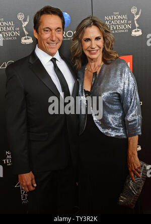 Michael Corbet et Jess Walton arrivent pour la 40e Journée annuelle à l'Emmy Awards The Beverly Hilton à Beverly Hills, Californie le 16 juin 2013. UPI/Jim Ruymen Banque D'Images