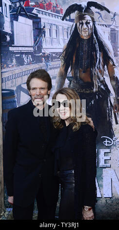 Producteur Jerry Bruckheimer arrive avec son épouse pour la première mondiale de Films Disney/Jerry Buckheimer 'The Lone Ranger' à Disney's California Adventure à Anaheim, Californie le 22 juin 2013. UPI/Jim Ruymen Banque D'Images