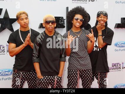 Chanteurs Roc Royal, Princeton, Prodigy et Ray Ray de Mindless Behavior (L-R) assister à la remise des prix, 13 PARI au Nokia Theatre de Los Angeles le 30 juin 2013. UPI/Alex Gallardo Banque D'Images