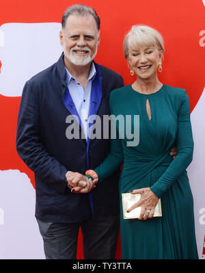 L'acteur anglais l'actrice Helen Mirren et mari/Directeur Dean Parisot assister à la première de "Red 2" au Westwood Village Theatre dans la section de Los Angeles Westwood le 11 juillet 2013. Dans cette suite, retraité black-ops agent de la CIA Frank Moïse réunit son équipe peu probable de coopératives d'élite pour une quête mondiale pour traquer l'absence d'un dispositif nucléaire portable. UPI/Jim Ruymen Banque D'Images