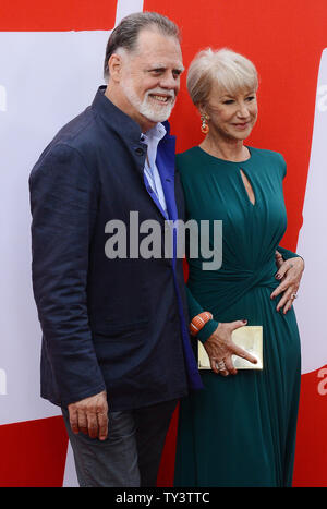 L'acteur anglais l'actrice Helen Mirren et mari/Directeur Dean Parisot assister à la première de "Red 2" au Westwood Village Theatre dans la section de Los Angeles Westwood le 11 juillet 2013. Dans cette suite, retraité black-ops agent de la CIA Frank Moïse réunit son équipe peu probable de coopératives d'élite pour une quête mondiale pour traquer l'absence d'un dispositif nucléaire portable. UPI/Jim Ruymen Banque D'Images