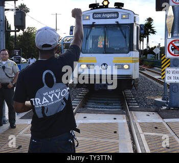 Les manifestants en colère à l'acquittement de George Zimmerman dans la mort de black teen Trayvon Martin, bloc A du métro jusqu'à protester contre l'acquittement, à Los Angeles le 14 juillet 2013. Un jury à Sanford, Floride, samedi en fin trouvé Zimmerman, un quartier de bénévoles sentinelle, non coupable de tournage Martin morts, un 17 ans ados non armés dans la nuit du 26 février 2012. UPI/Jim Ruymen Banque D'Images