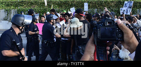 Les manifestants en colère à l'acquittement de George Zimmerman dans la mort de black teen Trayvon Martin, face-off avec la police sur l'autoroute 10 pour protester contre l'acquittement, à Los Angeles le 14 juillet 2013. Un jury à Sanford, Floride, samedi en fin trouvé Zimmerman, un quartier de bénévoles sentinelle, non coupable de tournage Martin morts, un 17 ans ados non armés dans la nuit du 26 février 2012. UPI/Jim Ruymen Banque D'Images